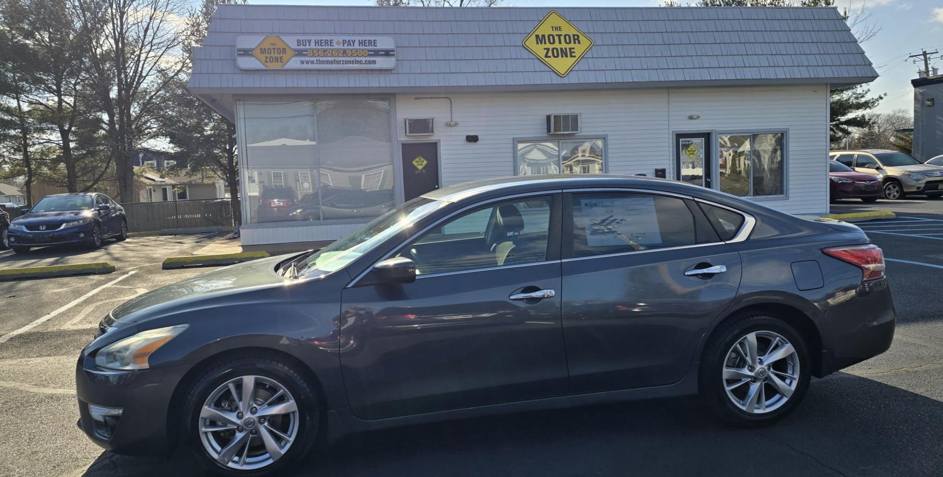 2013 Gray NISSAN Altima SV (1N4AL3AP3DN) with an 4-Cyl, 2.5 Liter engine, AUTOMATIC transmission, located at 1010 N White Horse Pike, Stratford, NJ, 08084, (856) 262-9500, 39.838921, -75.011497 - Photo#4