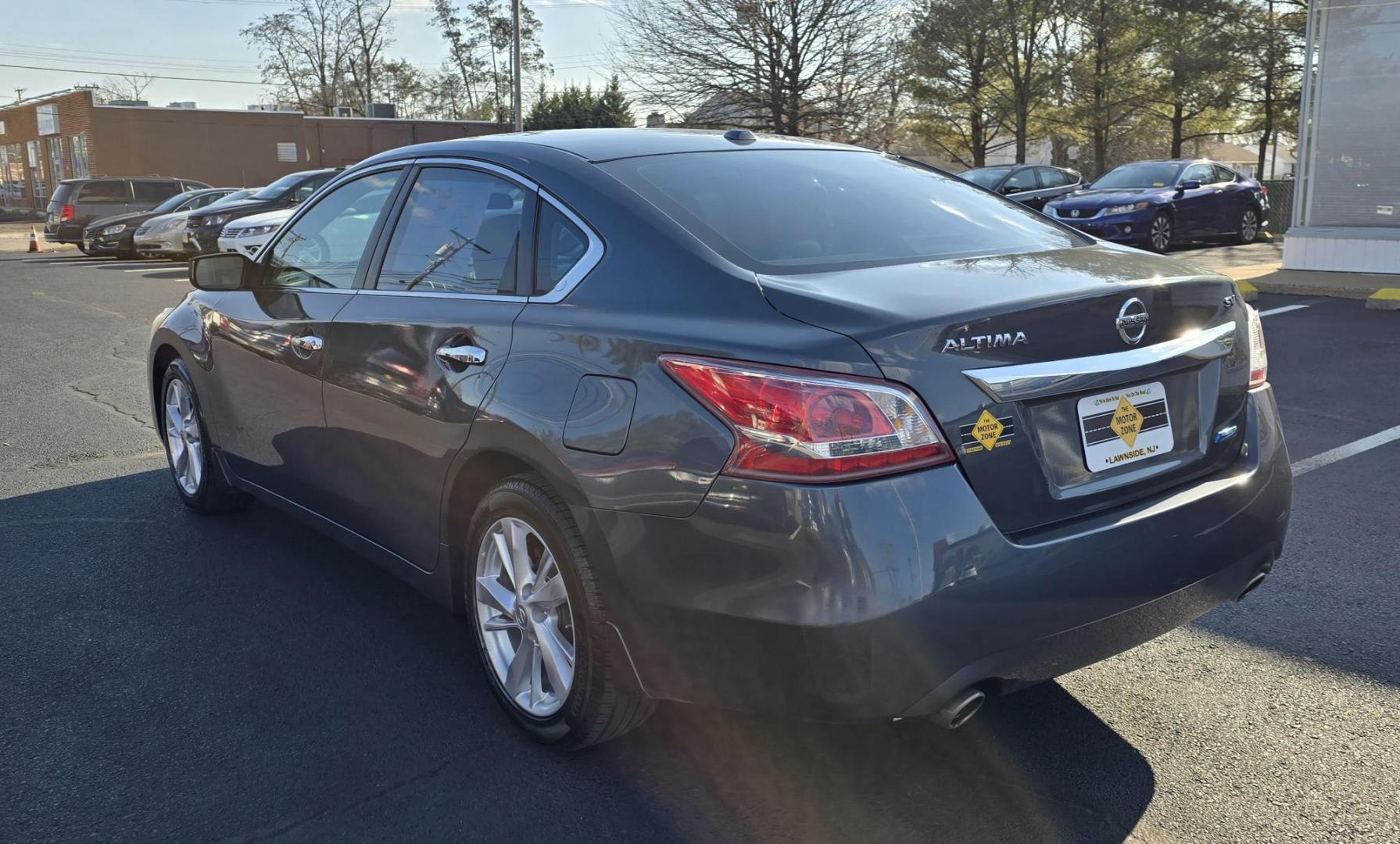 2013 Gray NISSAN Altima SV (1N4AL3AP3DN) with an 4-Cyl, 2.5 Liter engine, AUTOMATIC transmission, located at 1010 N White Horse Pike, Stratford, NJ, 08084, (856) 262-9500, 39.838921, -75.011497 - Photo#3