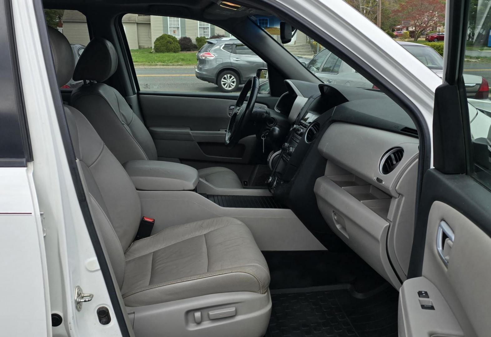 2012 White Honda Pilot EX-L (5FNYF4H77CB) with an V6, i-VTEC, 3.5 Liter engine, Automatic, 5-Spd transmission, located at 1010 N White Horse Pike, Stratford, NJ, 08084, (856) 262-9500, 39.838921, -75.011497 - Photo#5
