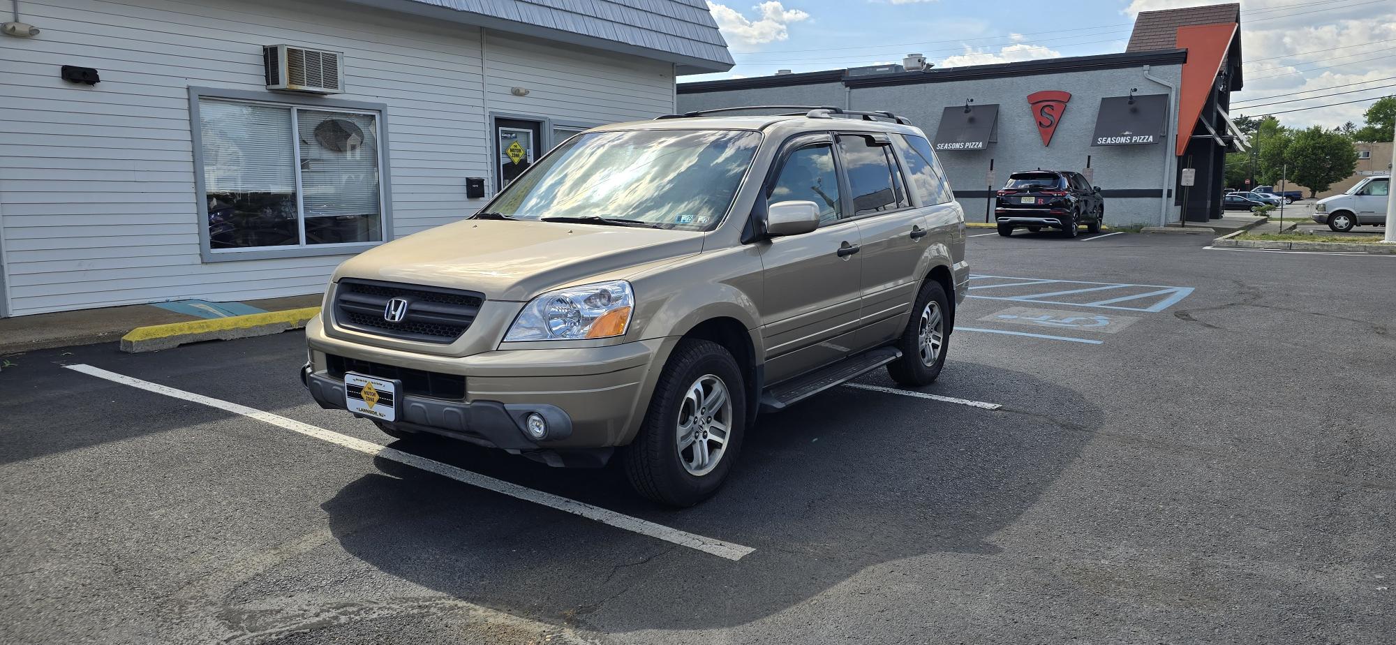 photo of 2005 Honda Pilot EX w/ Leather