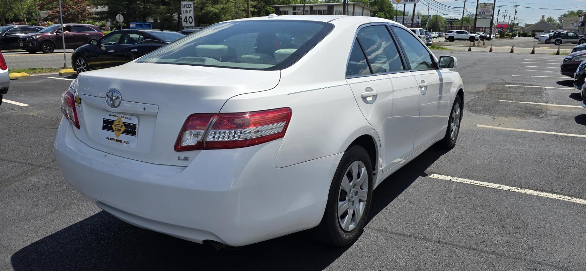 2011 White /Gray Toyota Camry SE (4T1BF3EK6BU) with an 2.5L L4 DOHC 16V engine, Automatic 6-Spd w/Overdrive transmission, located at 1010 N White Horse Pike, Stratford, NJ, 08084, (856) 262-9500, 39.838921, -75.011497 - Photo#4