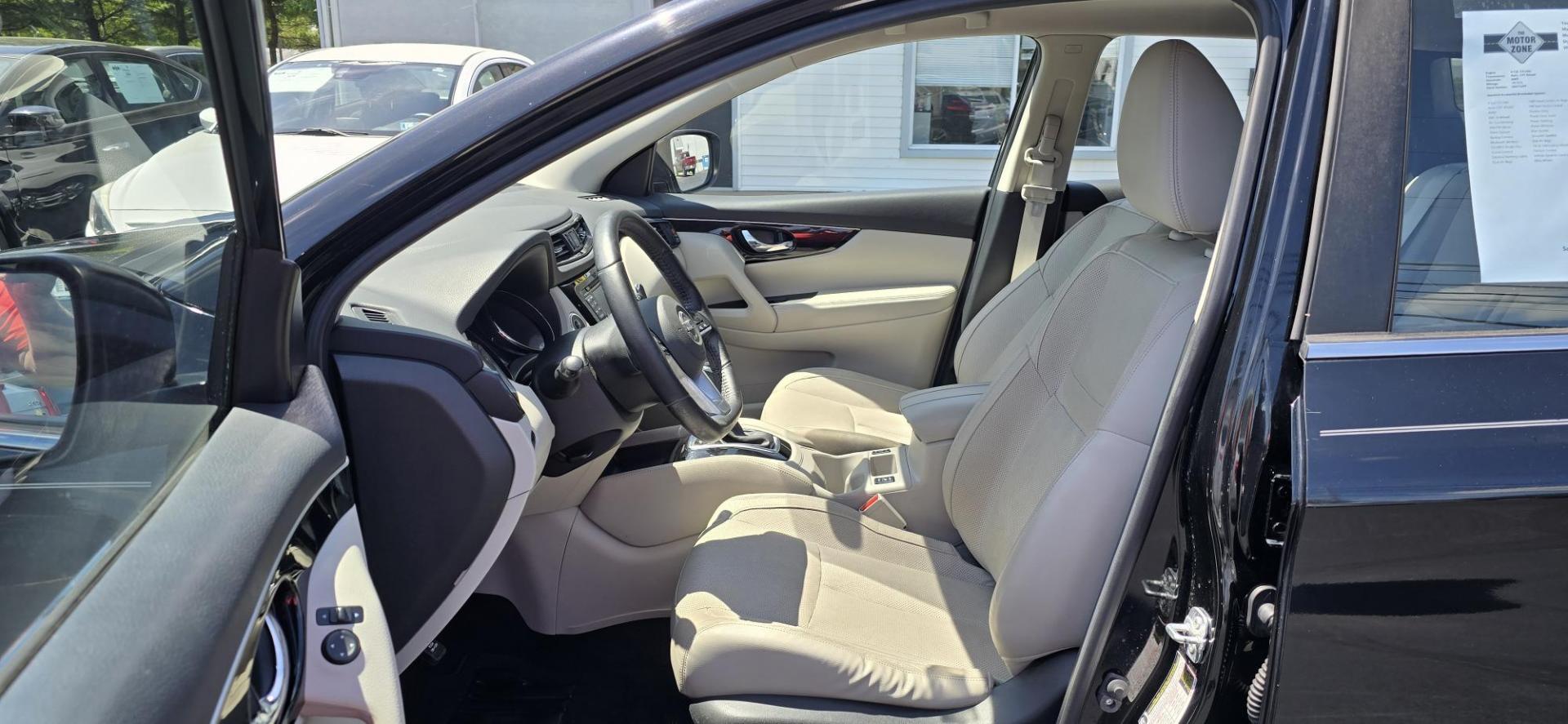 2017 Black /Cream Nissan Rogue Sport SL AWD (JN1BJ1CRXHW) with an 2.0L L4 DOHC 16V engine, CVT transmission, located at 1010 N White Horse Pike, Stratford, NJ, 08084, (856) 262-9500, 39.838921, -75.011497 - Photo#6