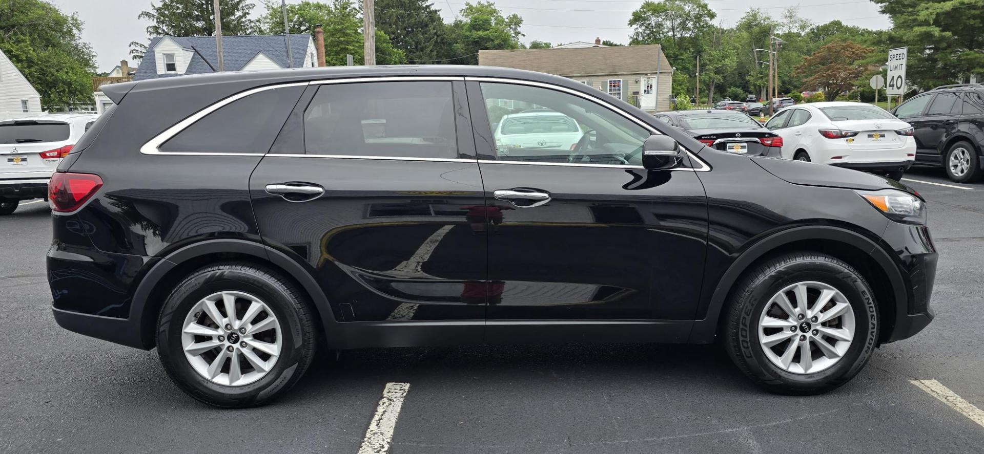 2019 Black /Cream Kia Sorento LX 2WD (5XYPG4A30KG) with an 2.4L L4 DOHC 16V engine, 6A transmission, located at 1010 N White Horse Pike, Stratford, NJ, 08084, (856) 262-9500, 39.838921, -75.011497 - Photo#7