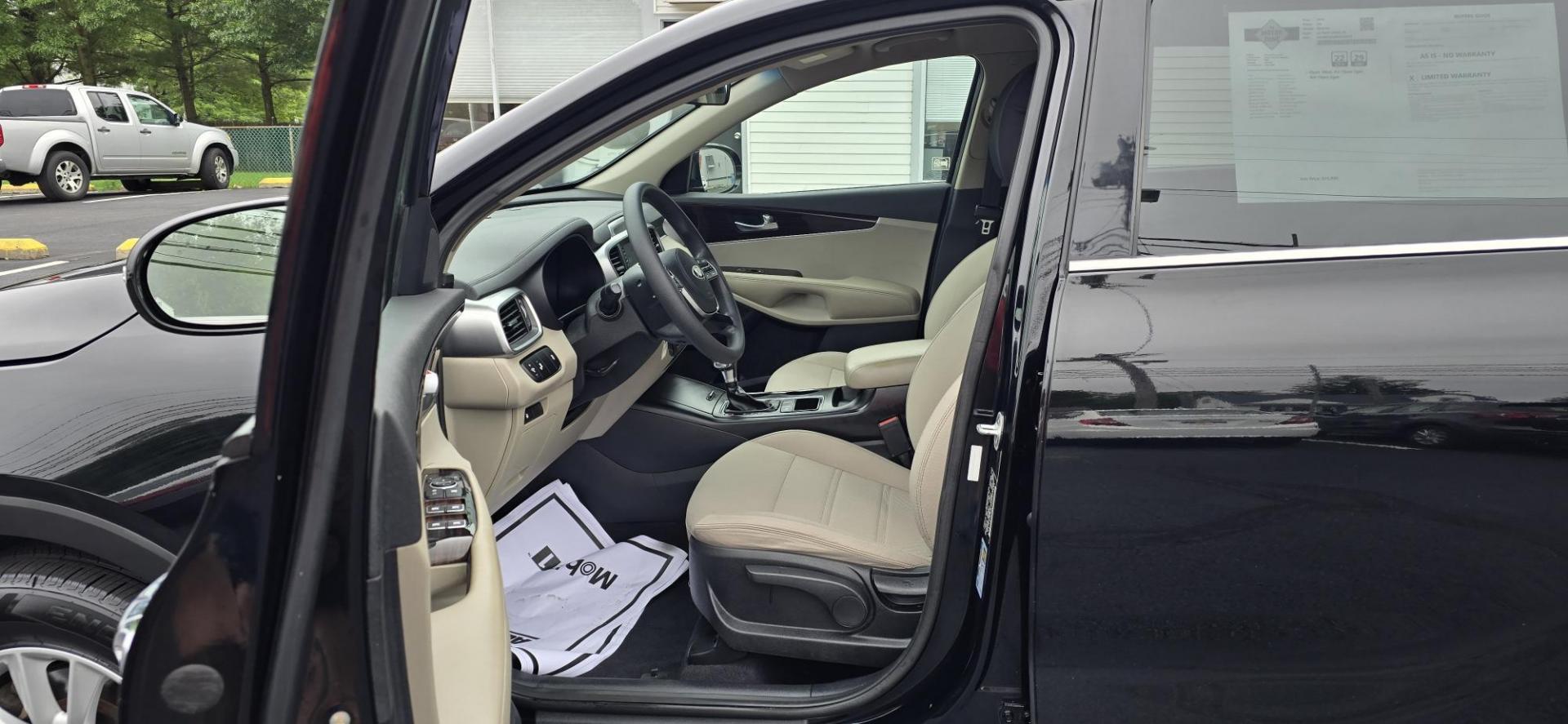 2019 Black /Cream Kia Sorento LX 2WD (5XYPG4A30KG) with an 2.4L L4 DOHC 16V engine, 6A transmission, located at 1010 N White Horse Pike, Stratford, NJ, 08084, (856) 262-9500, 39.838921, -75.011497 - Photo#8