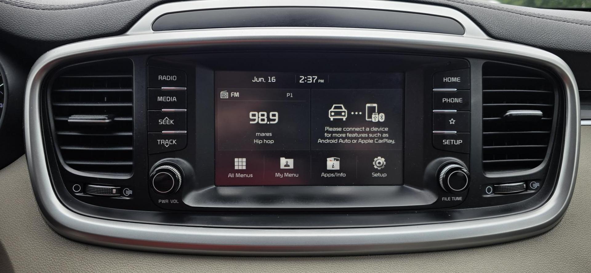 2019 Black /Cream Kia Sorento LX 2WD (5XYPG4A30KG) with an 2.4L L4 DOHC 16V engine, 6A transmission, located at 1010 N White Horse Pike, Stratford, NJ, 08084, (856) 262-9500, 39.838921, -75.011497 - Photo#15