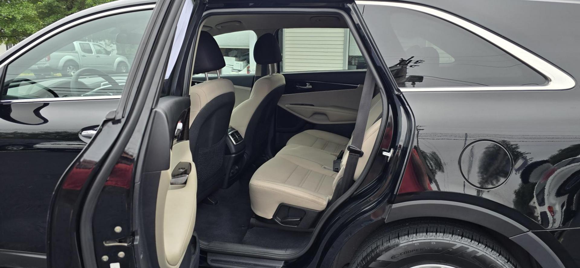 2019 Black /Cream Kia Sorento LX 2WD (5XYPG4A30KG) with an 2.4L L4 DOHC 16V engine, 6A transmission, located at 1010 N White Horse Pike, Stratford, NJ, 08084, (856) 262-9500, 39.838921, -75.011497 - Photo#9