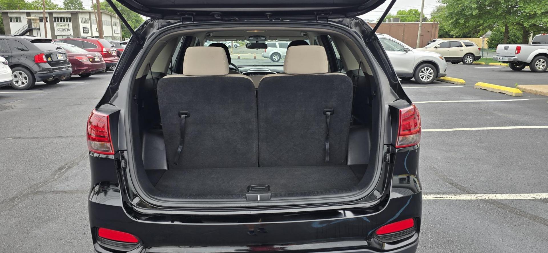2019 Black /Cream Kia Sorento LX 2WD (5XYPG4A30KG) with an 2.4L L4 DOHC 16V engine, 6A transmission, located at 1010 N White Horse Pike, Stratford, NJ, 08084, (856) 262-9500, 39.838921, -75.011497 - Photo#11
