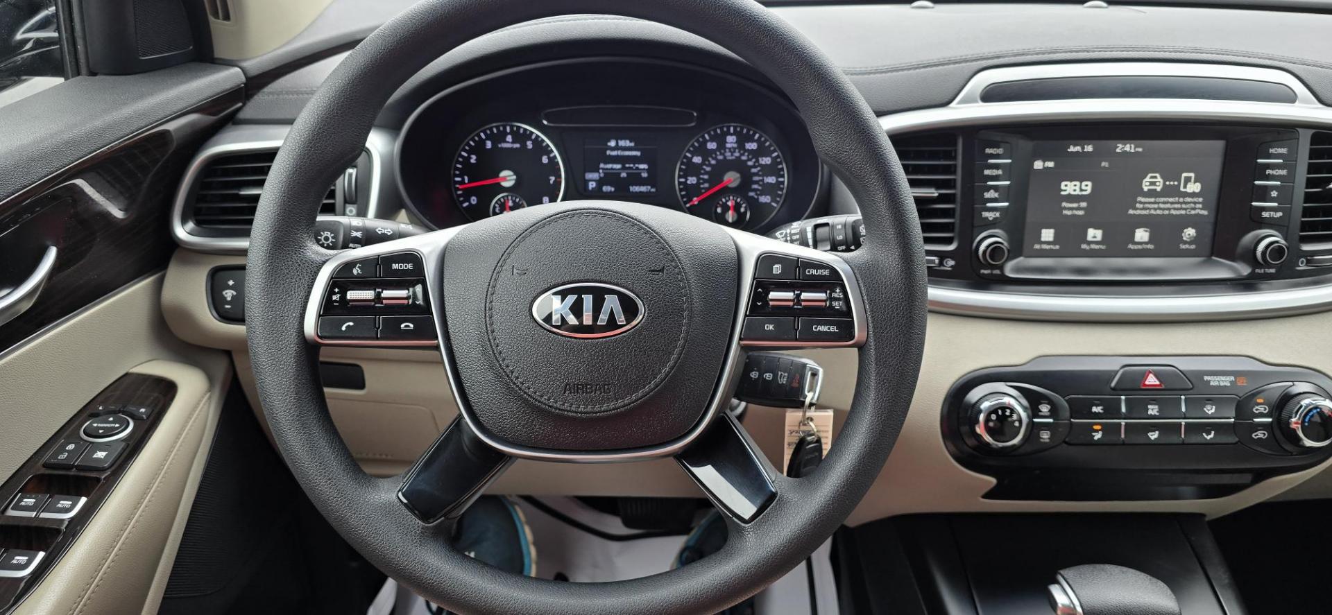 2019 Black /Cream Kia Sorento LX 2WD (5XYPG4A30KG) with an 2.4L L4 DOHC 16V engine, 6A transmission, located at 1010 N White Horse Pike, Stratford, NJ, 08084, (856) 262-9500, 39.838921, -75.011497 - Photo#10