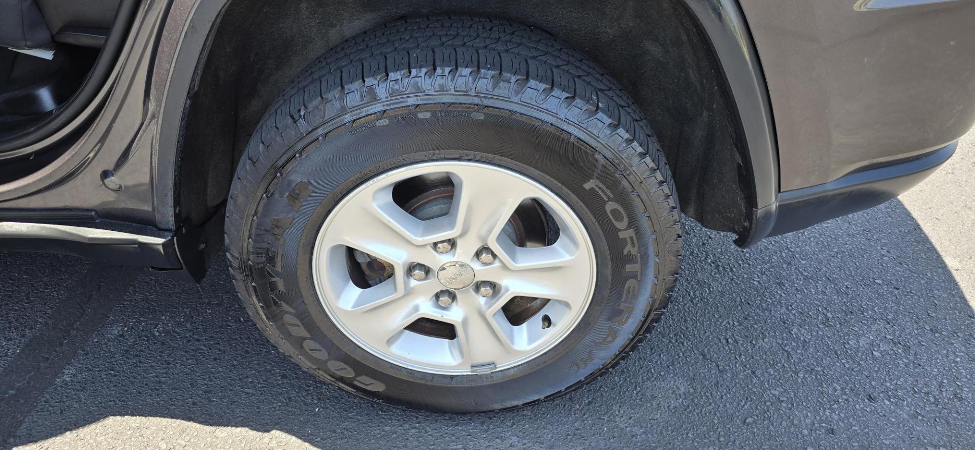 2014 Gray /Black Jeep Grand Cherokee Laredo 4WD (1C4RJFAG2EC) with an 3.6L V6 DOHC 24V engine, 5-Speed Automatic transmission, located at 1010 N White Horse Pike, Stratford, NJ, 08084, (856) 262-9500, 39.838921, -75.011497 - If you want a midsize SUV that does a little of everything, the 2014 Jeep Grand Cherokee is tough to beat. Its well-trimmed cabin is comfy for five, and it's one of the few remaining utility vehicles that can handle both off-road trails and daily commutes. If you haven't been around a new Grand C - Photo#8
