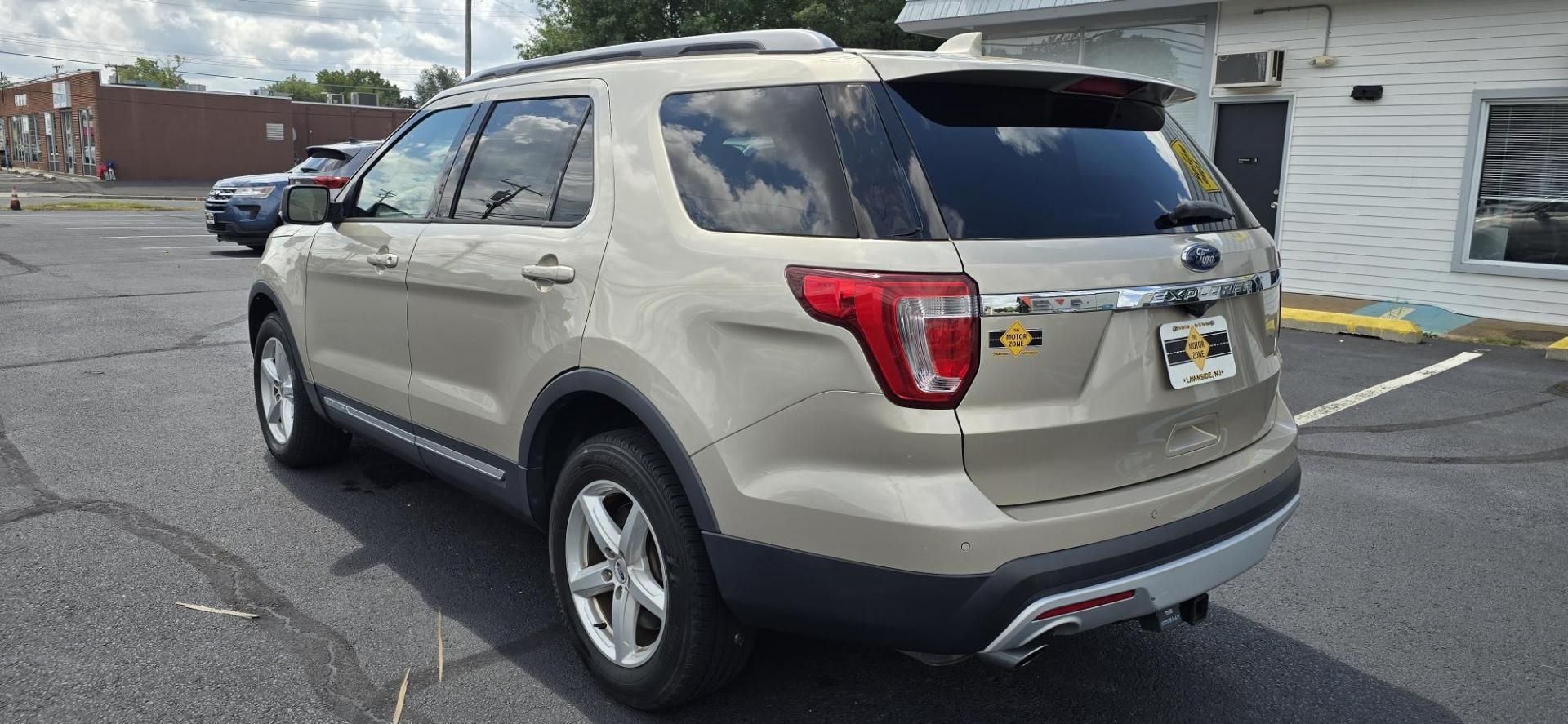 2017 GOLD /Black Ford Explorer XLT 4WD (1FM5K8DHXHG) with an 2.3L L4 DOHC 16V engine, 6A transmission, located at 1010 N White Horse Pike, Stratford, NJ, 08084, (856) 262-9500, 39.838921, -75.011497 - Photo#4