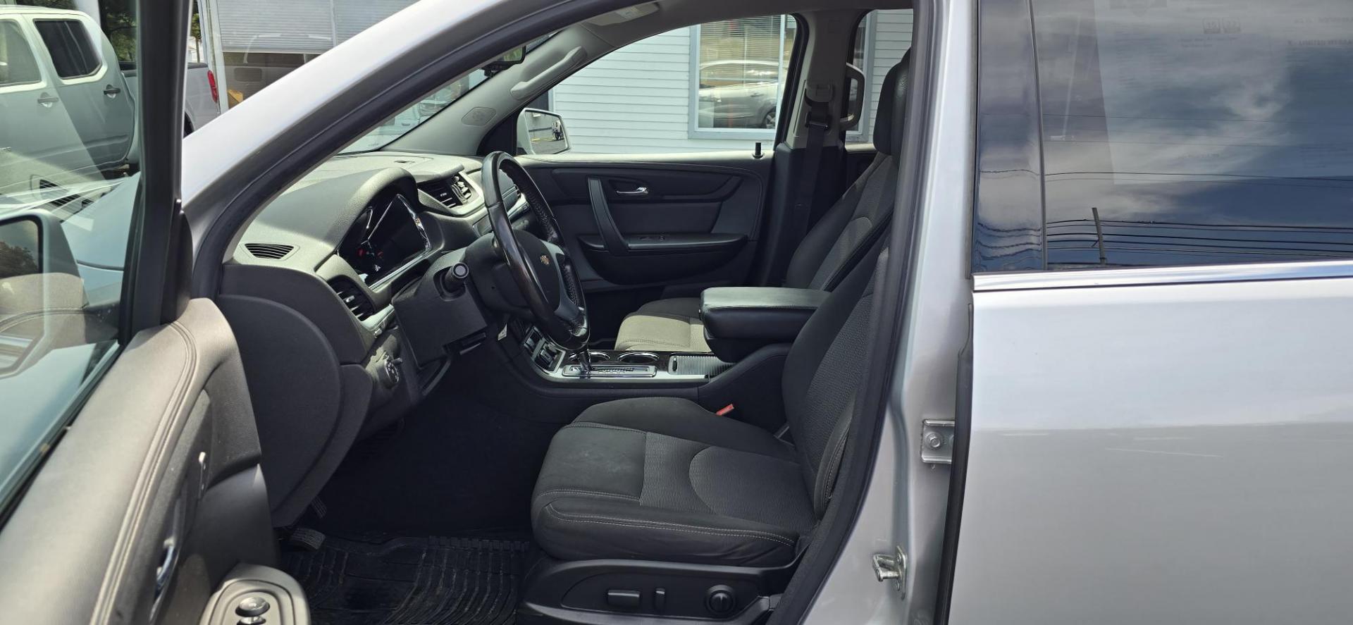 2017 Silver /Black Chevrolet Traverse 1LT AWD (1GNKVGKD5HJ) with an 3.6L V6 DOHC 24V engine, 6A transmission, located at 1010 N White Horse Pike, Stratford, NJ, 08084, (856) 262-9500, 39.838921, -75.011497 - Photo#9