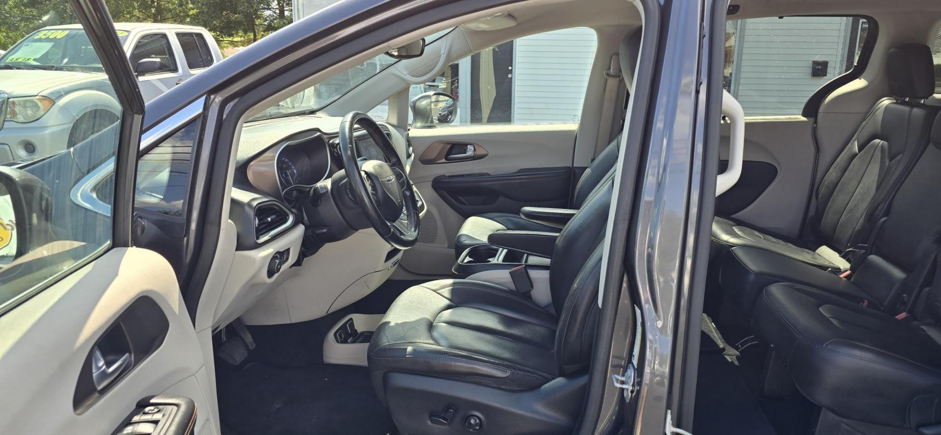 2018 Gray /Black Chrysler Pacifica Touring-L (2C4RC1BG9JR) with an 3.6L V6 DOHC 24V engine, 9A transmission, located at 1010 N White Horse Pike, Stratford, NJ, 08084, (856) 262-9500, 39.838921, -75.011497 - Photo#9