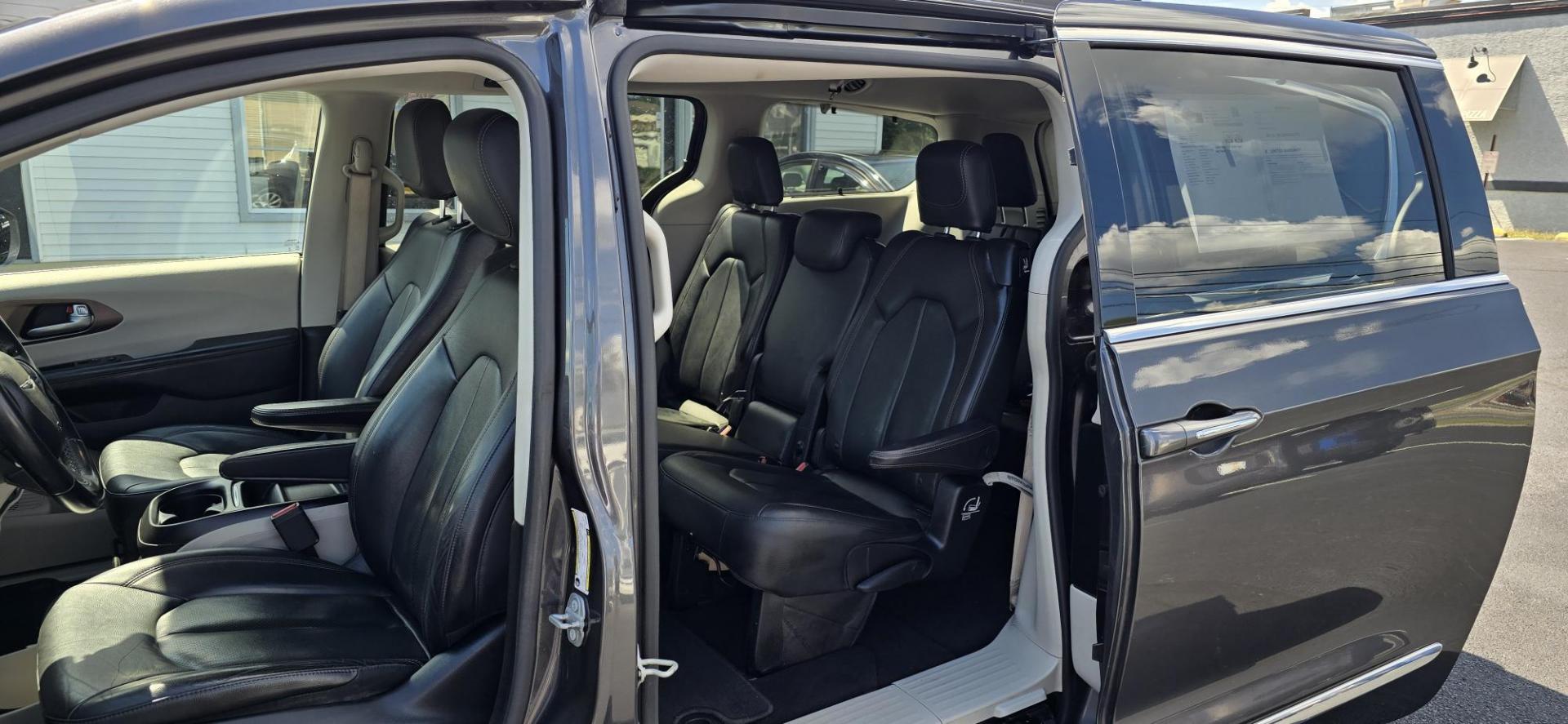 2018 Gray /Black Chrysler Pacifica Touring-L (2C4RC1BG9JR) with an 3.6L V6 DOHC 24V engine, 9A transmission, located at 1010 N White Horse Pike, Stratford, NJ, 08084, (856) 262-9500, 39.838921, -75.011497 - Photo#10