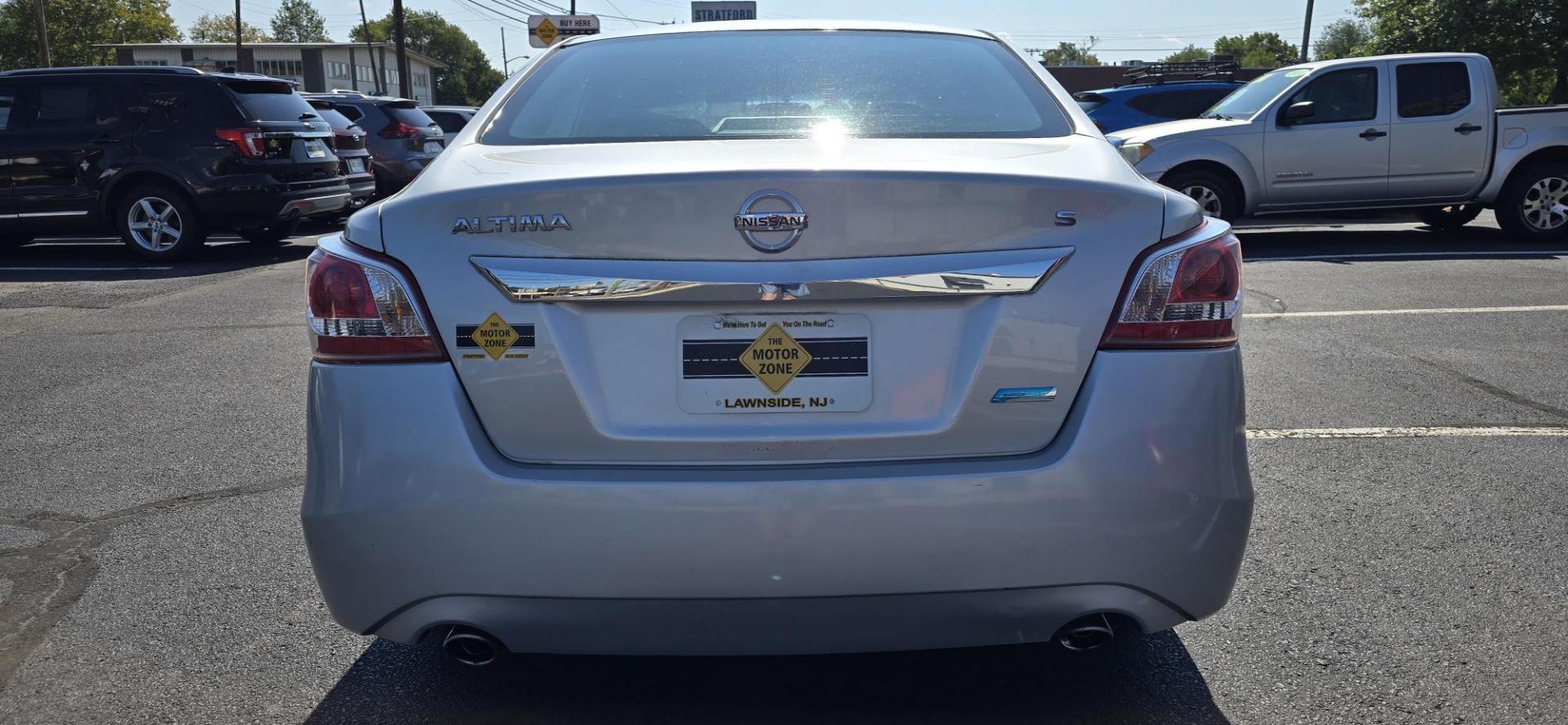 2013 Silver /Black Nissan Altima 2.5 S (1N4AL3AP4DC) with an 2.5L L4 DOHC 16V engine, CVT transmission, located at 1010 N White Horse Pike, Stratford, NJ, 08084, (856) 262-9500, 39.838921, -75.011497 - Photo#5