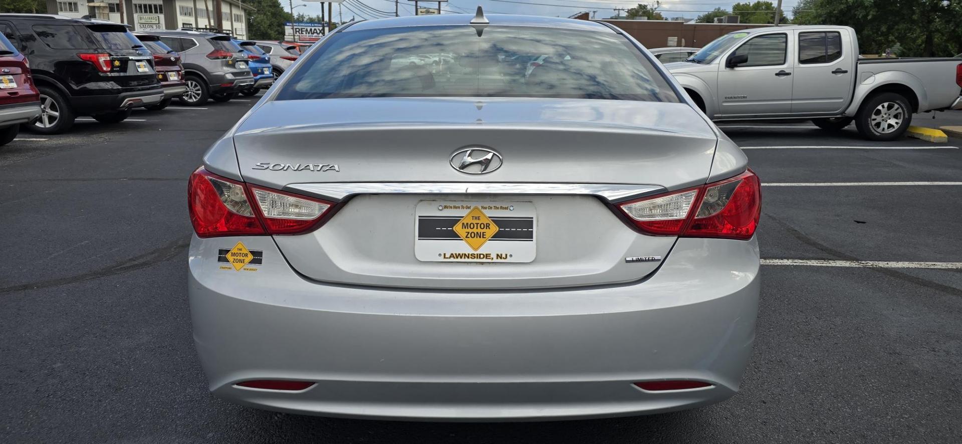 2011 Silver /Gray Hyundai Sonata Limited Auto (5NPEC4AC2BH) with an 2.4L L4 DOHC 16V engine, 5-Speed Automatic transmission, located at 1010 N White Horse Pike, Stratford, NJ, 08084, (856) 262-9500, 39.838921, -75.011497 - Photo#7