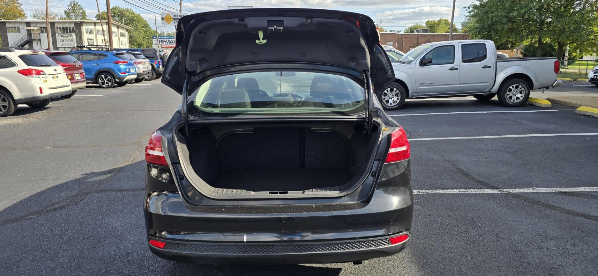 2015 Black /Black Ford Focus SE Sedan (1FADP3F25FL) with an 2.0L L4 DOHC 16V engine, AUTOMATIC transmission, located at 1010 N White Horse Pike, Stratford, NJ, 08084, (856) 262-9500, 39.838921, -75.011497 - Photo#8