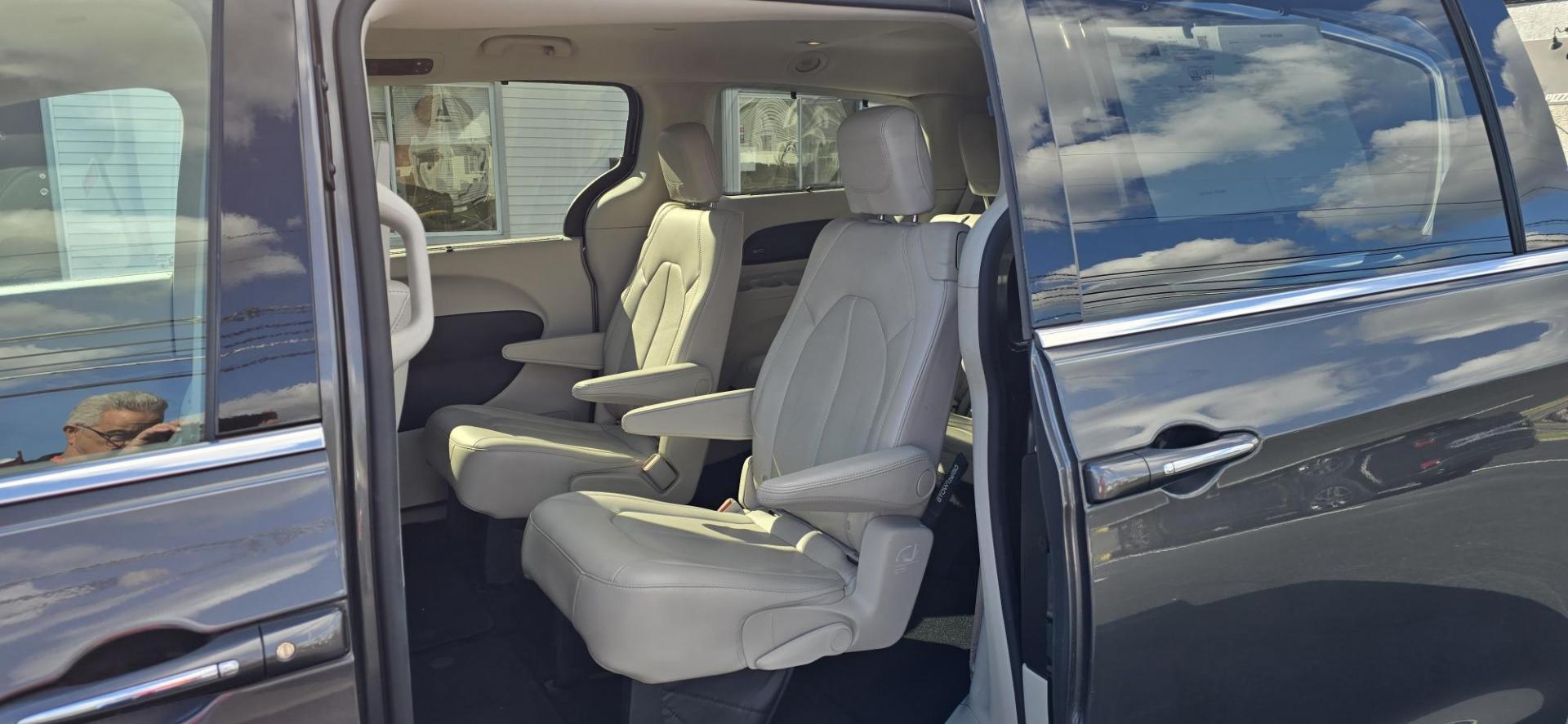 2017 Gray /Cream Chrysler Pacifica Touring-L Plus (2C4RC1EG7HR) with an 3.6L V6 DOHC 24V engine, 9A transmission, located at 1010 N White Horse Pike, Stratford, NJ, 08084, (856) 262-9500, 39.838921, -75.011497 - Photo#8