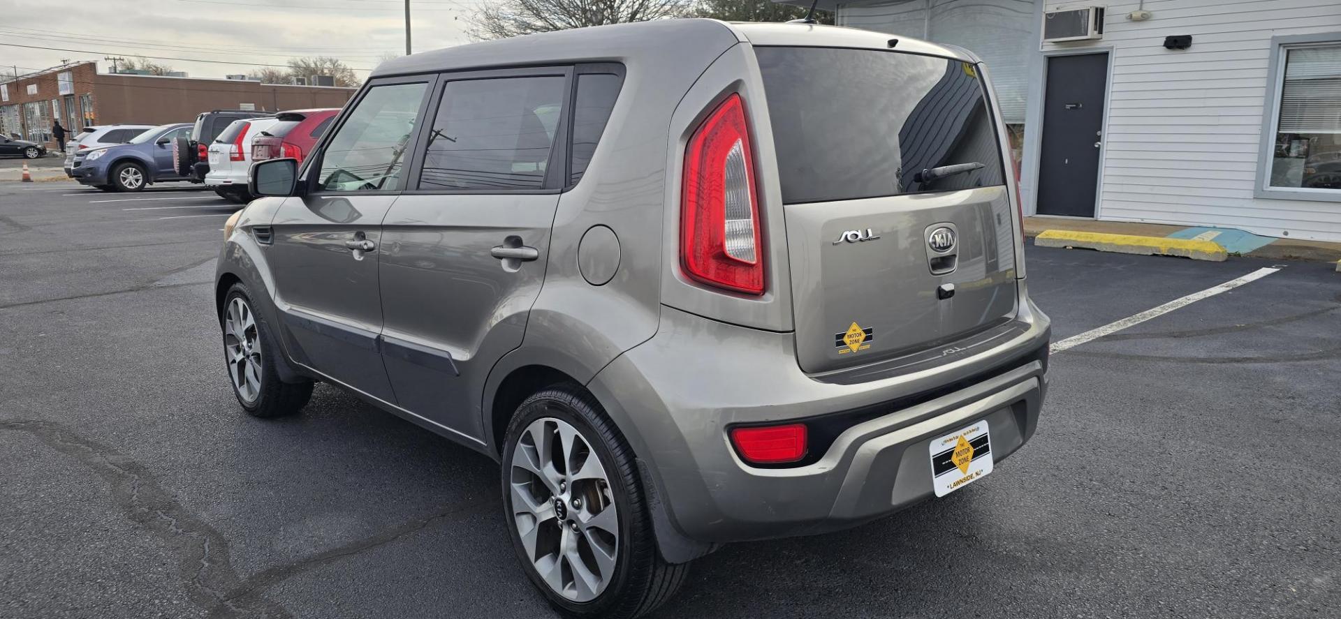 2013 Gray /Black & Tan Leather Kia Soul ! (KNDJT2A67D7) with an 2.0L L4 DOHC 16V engine, AUTOMATIC transmission, located at 1010 N White Horse Pike, Stratford, NJ, 08084, (856) 262-9500, 39.838921, -75.011497 - Photo#2