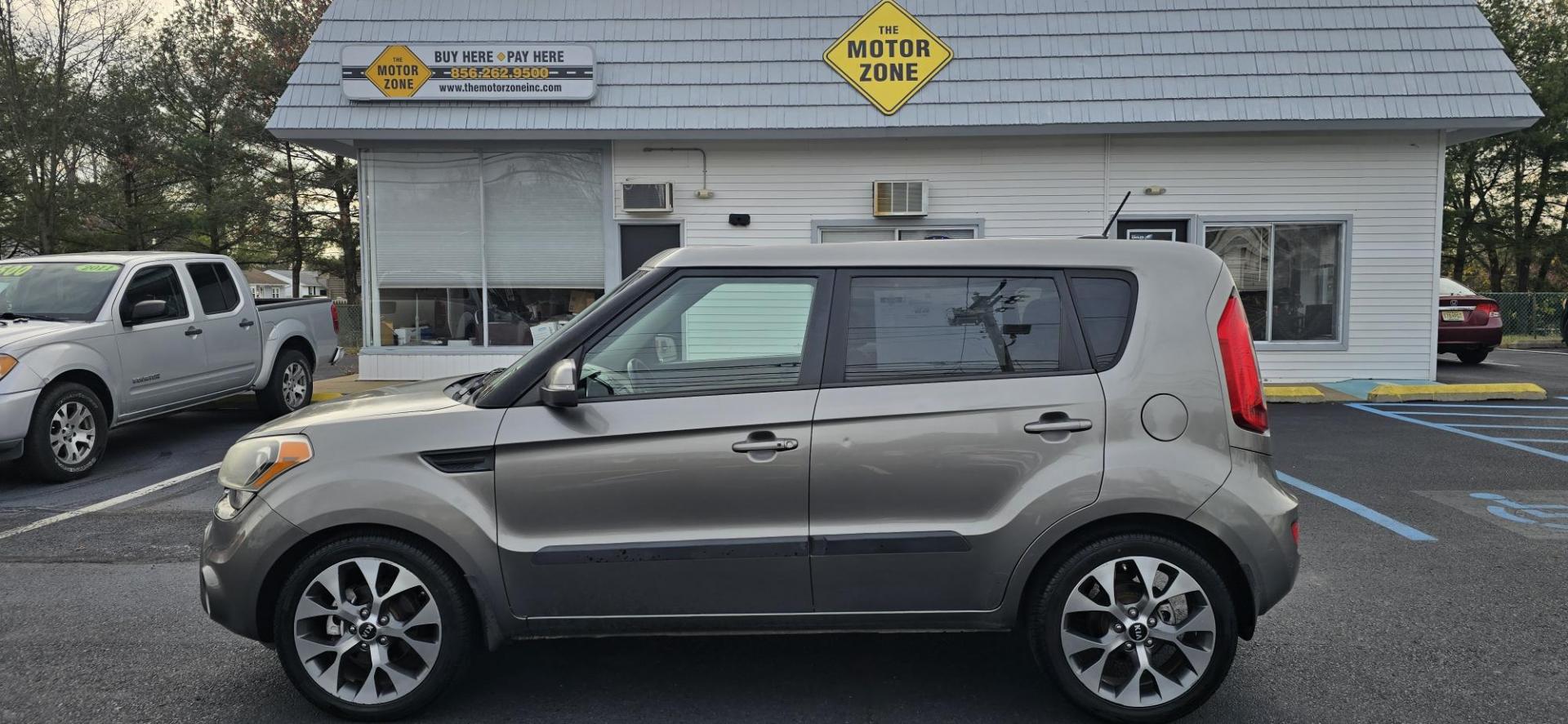 2013 Gray /Black & Tan Leather Kia Soul ! (KNDJT2A67D7) with an 2.0L L4 DOHC 16V engine, AUTOMATIC transmission, located at 1010 N White Horse Pike, Stratford, NJ, 08084, (856) 262-9500, 39.838921, -75.011497 - Photo#5