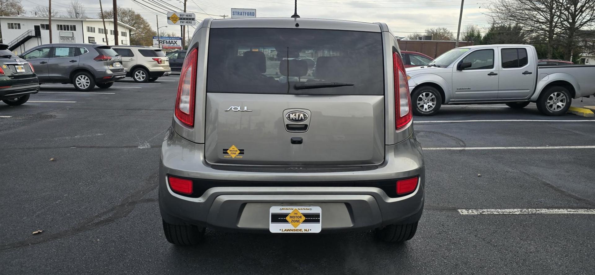2013 Gray /Black & Tan Leather Kia Soul ! (KNDJT2A67D7) with an 2.0L L4 DOHC 16V engine, AUTOMATIC transmission, located at 1010 N White Horse Pike, Stratford, NJ, 08084, (856) 262-9500, 39.838921, -75.011497 - Photo#4