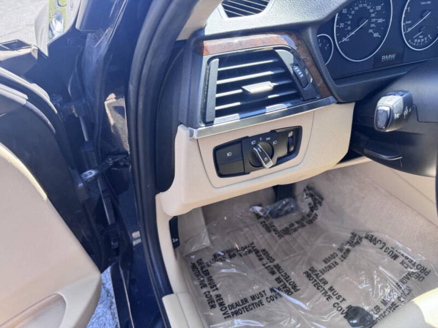 2015 BMW 3-Series 320i xDrive (WBA3C3C53FP) with an 2.0L L4 DOHC 16V engine, 8-Speed Automatic transmission, located at 1010 N White Horse Pike, Stratford, NJ, 08084, (856) 262-9500, 39.838921, -75.011497 - Photo#18