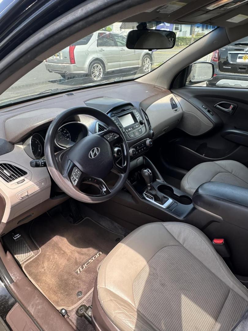 2015 Black /Tan Hyundai Tucson SE FWD (KM8JT3AF3FU) with an 2.0L L4 DOHC 16V engine, 6-Speed Automatic transmission, located at 1010 N White Horse Pike, Stratford, NJ, 08084, (856) 262-9500, 39.838921, -75.011497 - Photo#13