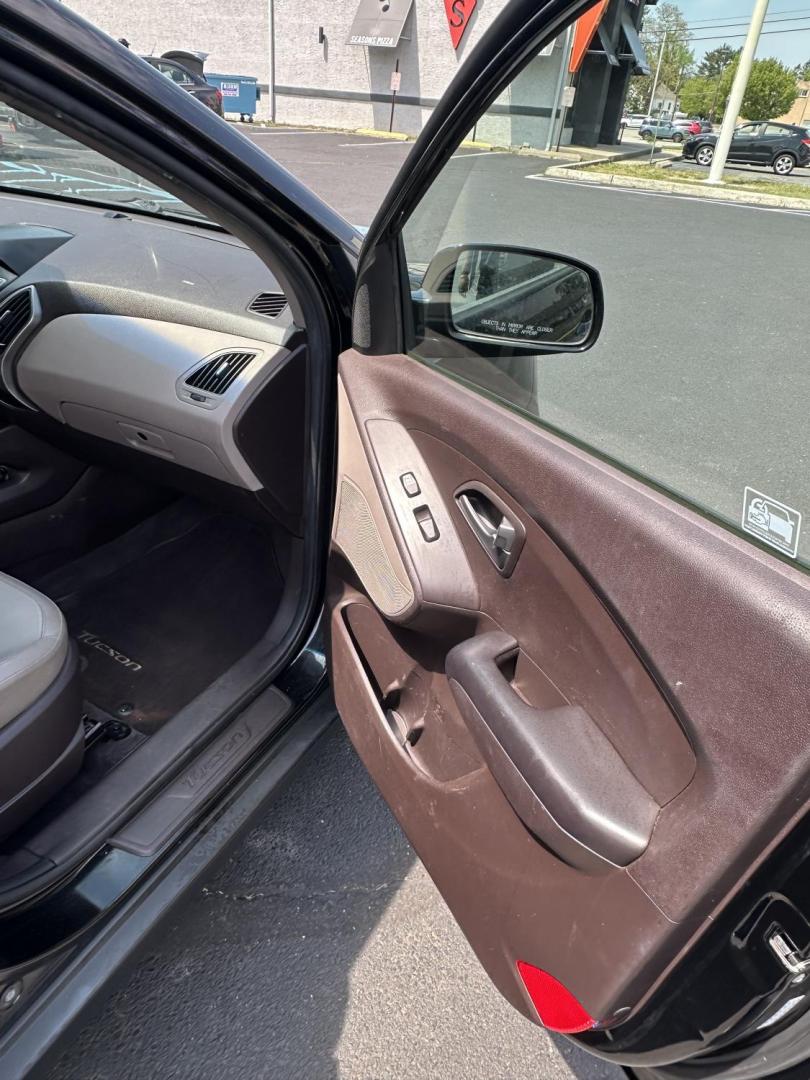 2015 Black /Tan Hyundai Tucson SE FWD (KM8JT3AF3FU) with an 2.0L L4 DOHC 16V engine, 6-Speed Automatic transmission, located at 1010 N White Horse Pike, Stratford, NJ, 08084, (856) 262-9500, 39.838921, -75.011497 - Photo#11