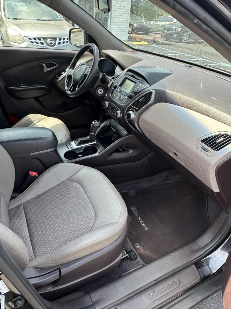 2015 Black /Tan Hyundai Tucson SE FWD (KM8JT3AF3FU) with an 2.0L L4 DOHC 16V engine, 6-Speed Automatic transmission, located at 1010 N White Horse Pike, Stratford, NJ, 08084, (856) 262-9500, 39.838921, -75.011497 - Photo#12