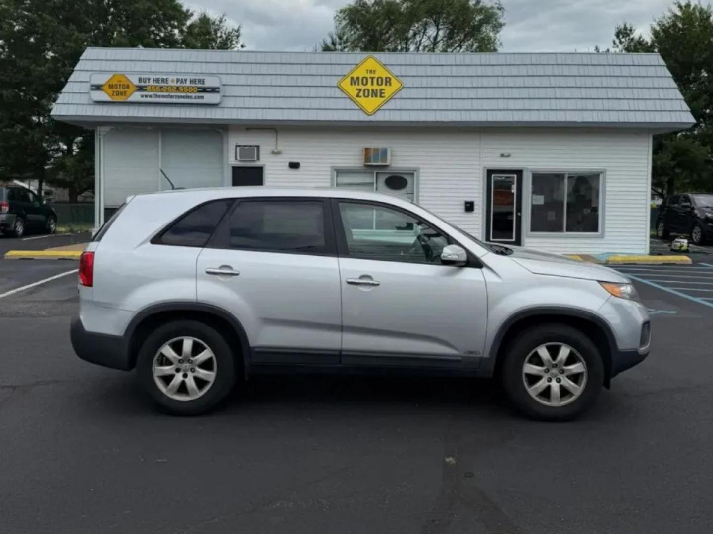 2012 Silver Kia Sorento LX 4WD (5XYKTCA63CG) with an 2.4L L4 DOHC 16V engine, 6-Speed Automatic transmission, located at 1010 N White Horse Pike, Stratford, NJ, 08084, (856) 262-9500, 39.838921, -75.011497- Photo#3