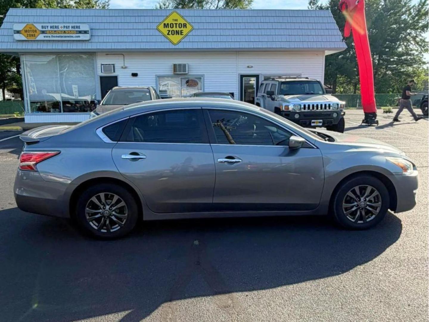 2015 Silver /Black Nissan Altima 2.5 S (1N4AL3AP5FC) with an 2.5L L4 DOHC 16V engine, Continuously Variable Transmission transmission, located at 1010 N White Horse Pike, Stratford, NJ, 08084, (856) 262-9500, 39.838921, -75.011497 - Photo#4