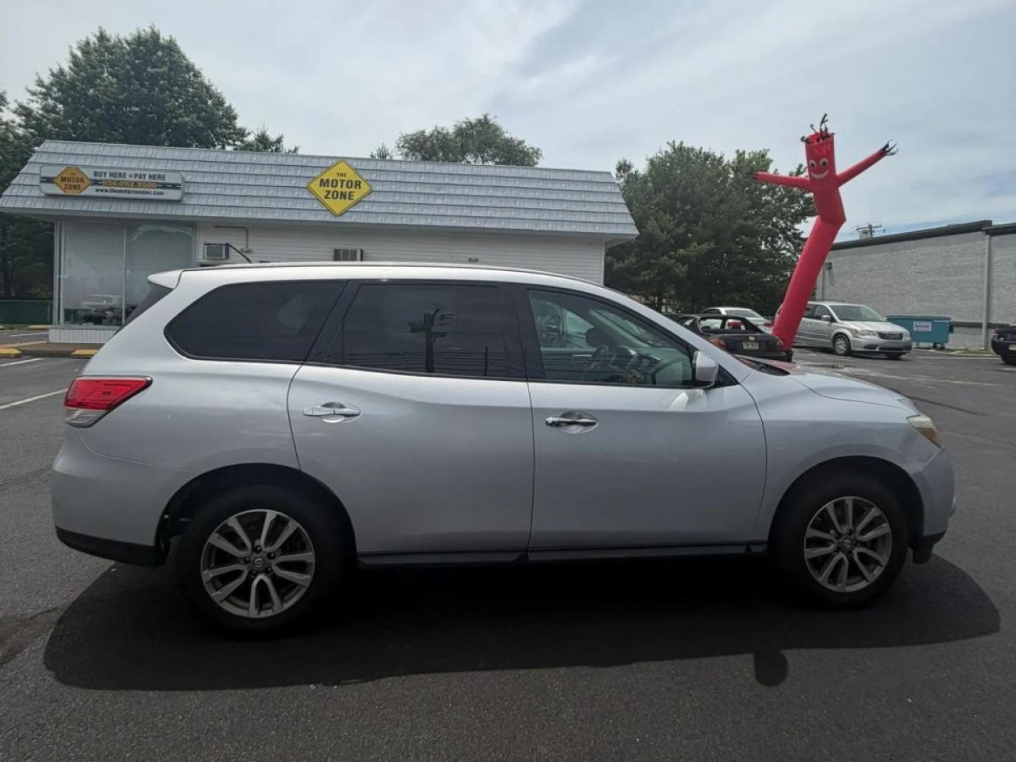 2013 White /Black Nissan Pathfinder LE 2WD (5N1AR2MN3DC) with an 3.5L V6 DOHC 24V engine, Continuously Variable Transmission transmission, located at 1010 N White Horse Pike, Stratford, NJ, 08084, (856) 262-9500, 39.838921, -75.011497- Photo#2