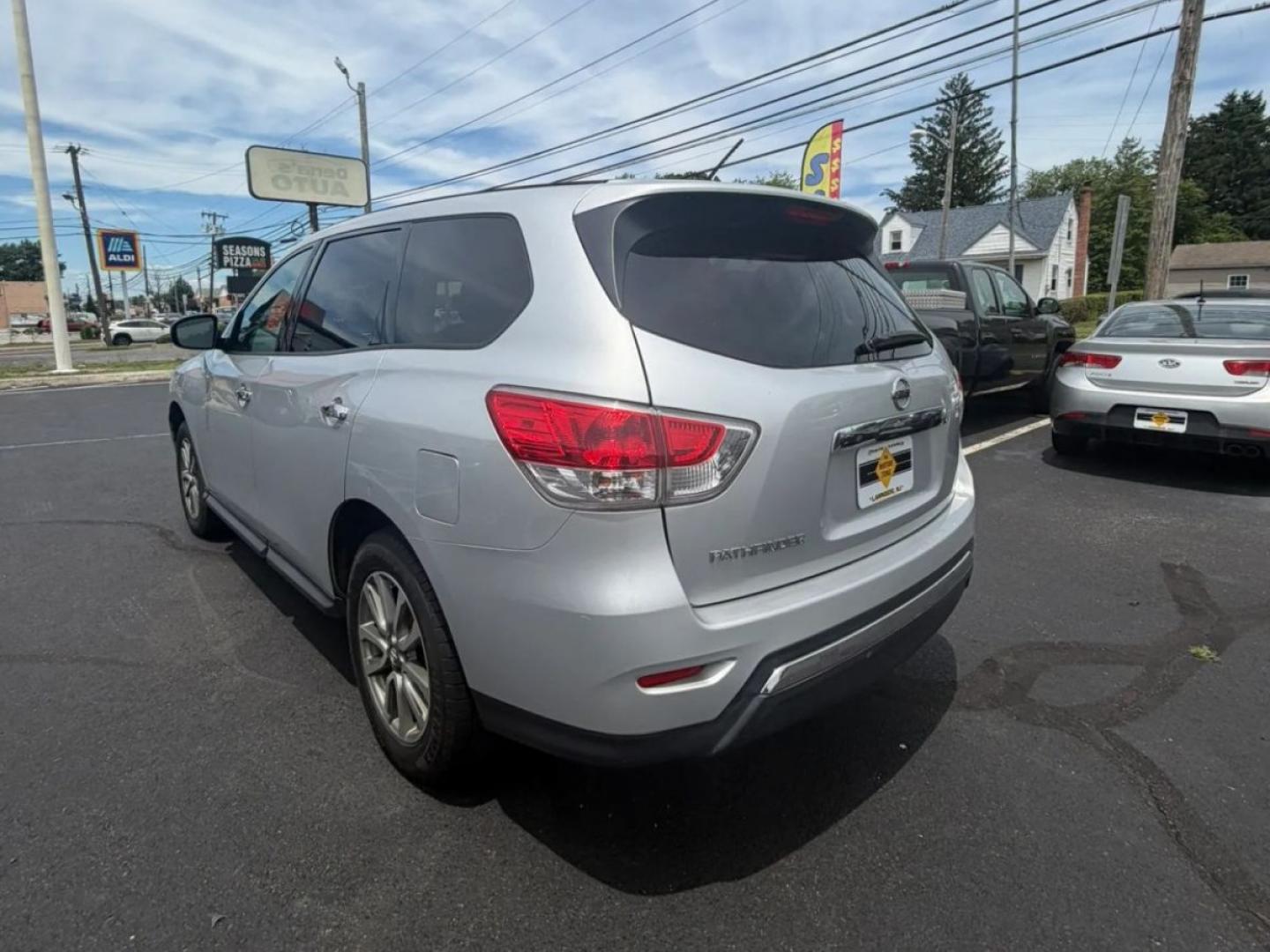 2013 White /Black Nissan Pathfinder LE 2WD (5N1AR2MN3DC) with an 3.5L V6 DOHC 24V engine, Continuously Variable Transmission transmission, located at 1010 N White Horse Pike, Stratford, NJ, 08084, (856) 262-9500, 39.838921, -75.011497- Photo#4