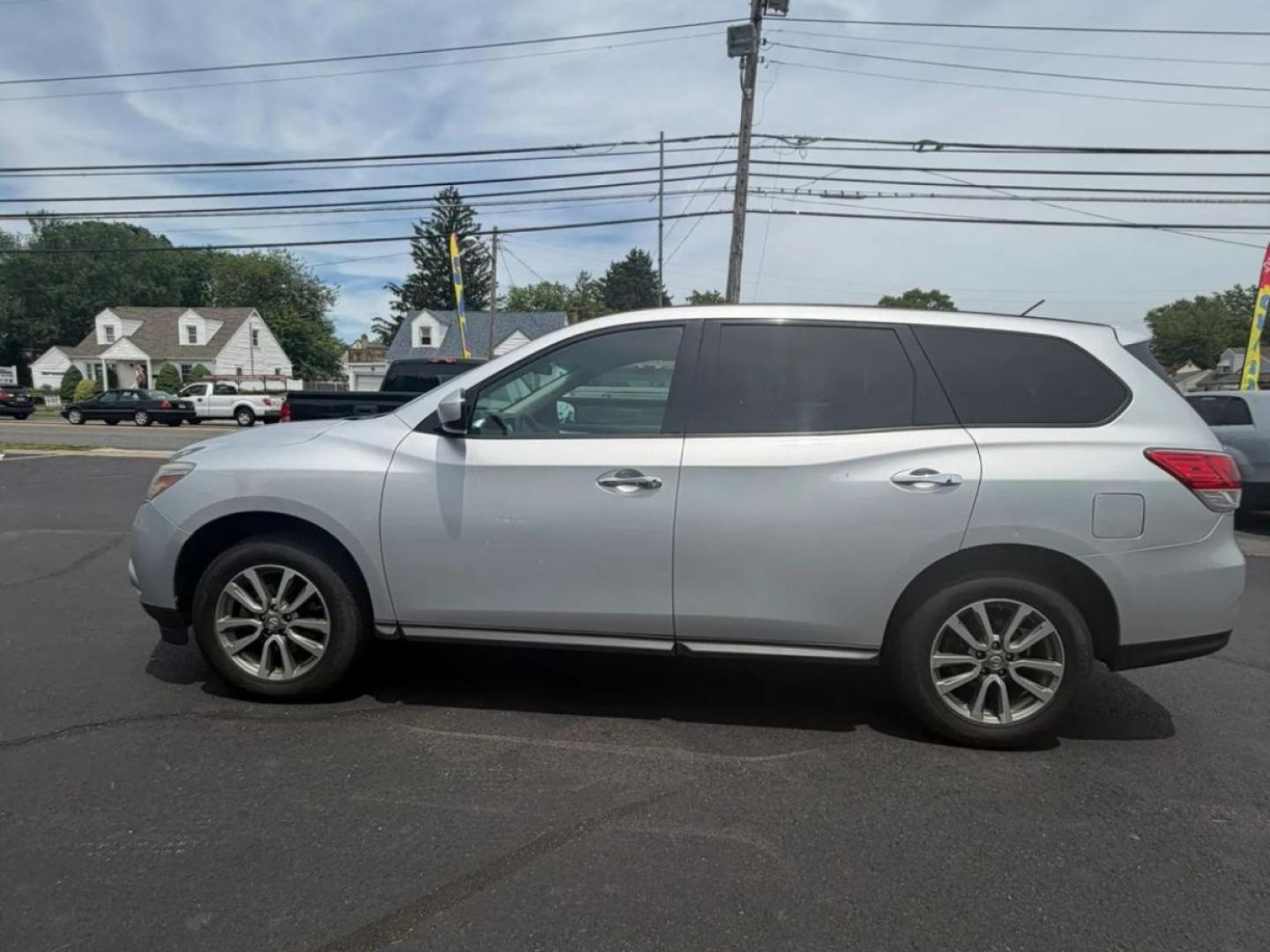 2013 White /Black Nissan Pathfinder LE 2WD (5N1AR2MN3DC) with an 3.5L V6 DOHC 24V engine, Continuously Variable Transmission transmission, located at 1010 N White Horse Pike, Stratford, NJ, 08084, (856) 262-9500, 39.838921, -75.011497- Photo#6