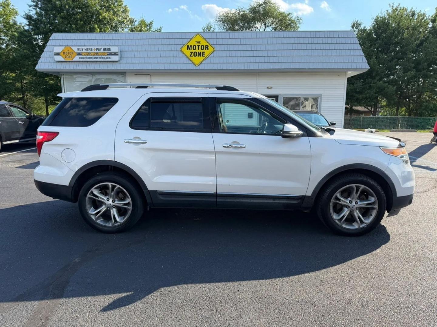 2013 White /Beige Ford Explorer Limited 4WD (1FM5K8F85DG) with an 3.5L V6 DOHC 24V engine, 6-Speed Automatic transmission, located at 1010 N White Horse Pike, Stratford, NJ, 08084, (856) 262-9500, 39.838921, -75.011497- Photo#4
