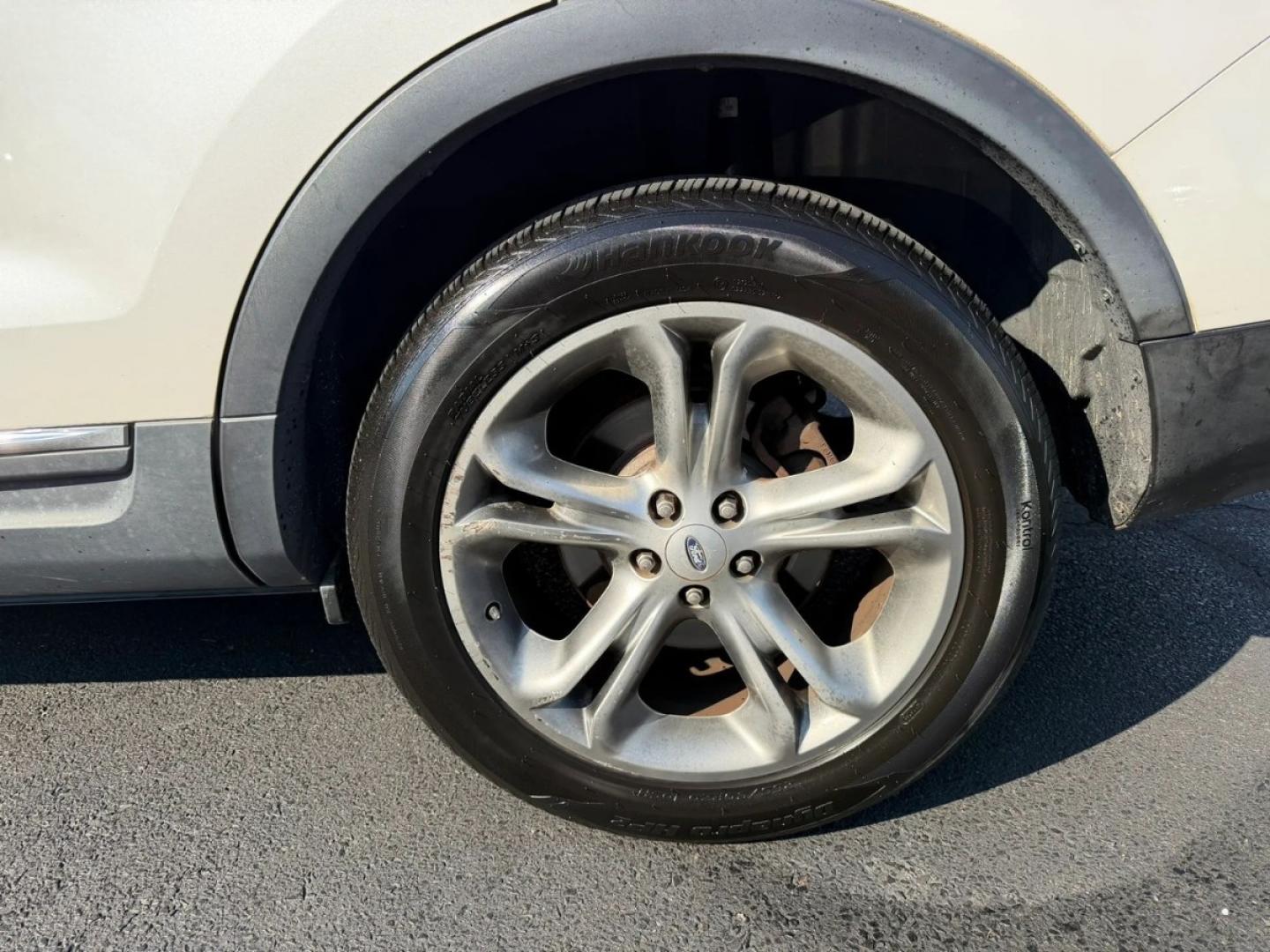2013 White /Beige Ford Explorer Limited 4WD (1FM5K8F85DG) with an 3.5L V6 DOHC 24V engine, 6-Speed Automatic transmission, located at 1010 N White Horse Pike, Stratford, NJ, 08084, (856) 262-9500, 39.838921, -75.011497- Photo#10