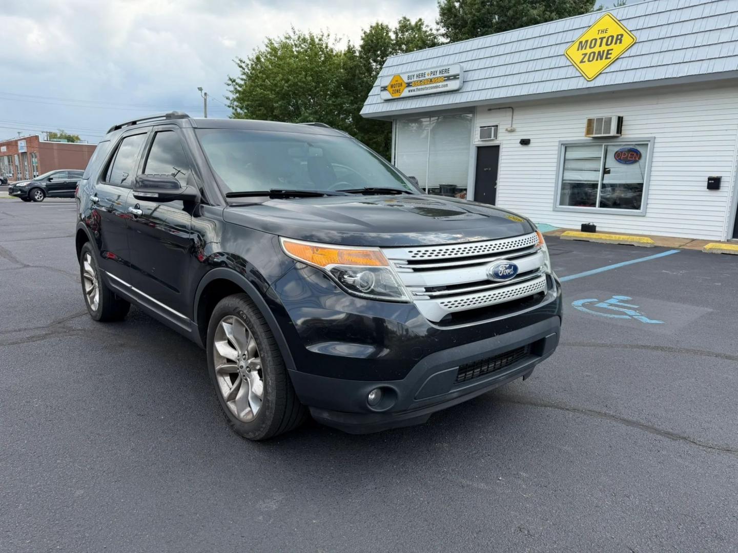 2015 Ford Explorer XLT 4WD (1FM5K8D86FG) with an 3.5L V6 DOHC 24V engine, 6-Speed Automatic transmission, located at 1010 N White Horse Pike, Stratford, NJ, 08084, (856) 262-9500, 39.838921, -75.011497- Photo#5