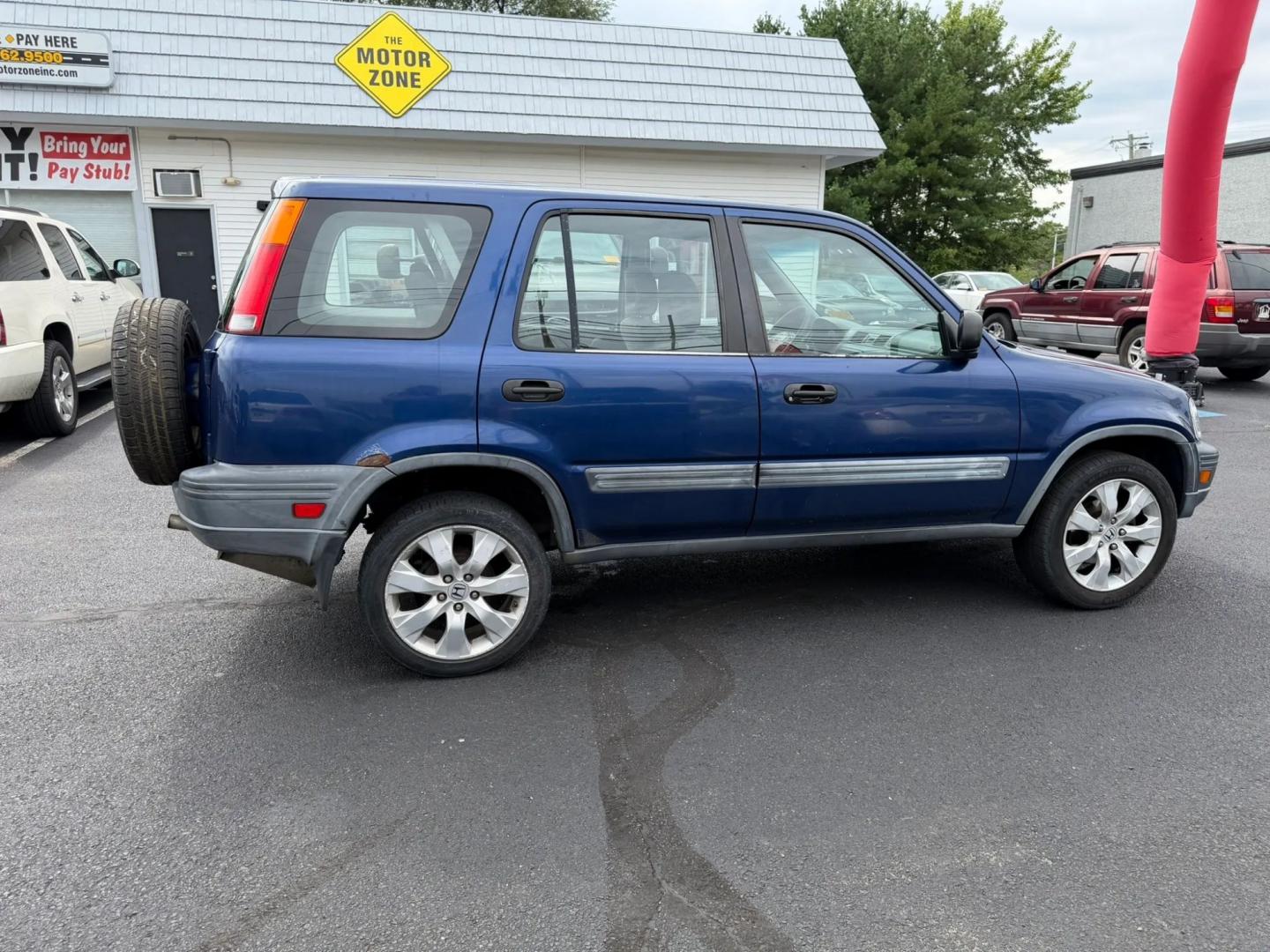 1999 Honda CR-V LX 4WD (JHLRD1844XC) with an 2.0L L4 DOHC 16V engine, 4A OD transmission, located at 1010 N White Horse Pike, Stratford, NJ, 08084, (856) 262-9500, 39.838921, -75.011497- Photo#1