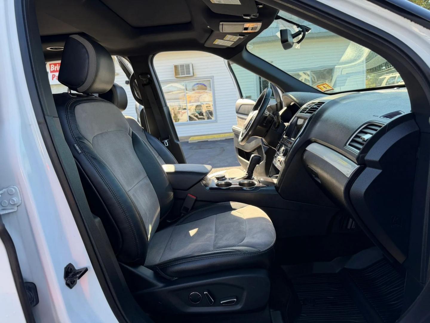 2017 Ford Explorer XLT 4WD (1FM5K8D82HG) with an 3.5L V6 DOHC 24V engine, 6A transmission, located at 1010 N White Horse Pike, Stratford, NJ, 08084, (856) 262-9500, 39.838921, -75.011497- Photo#16