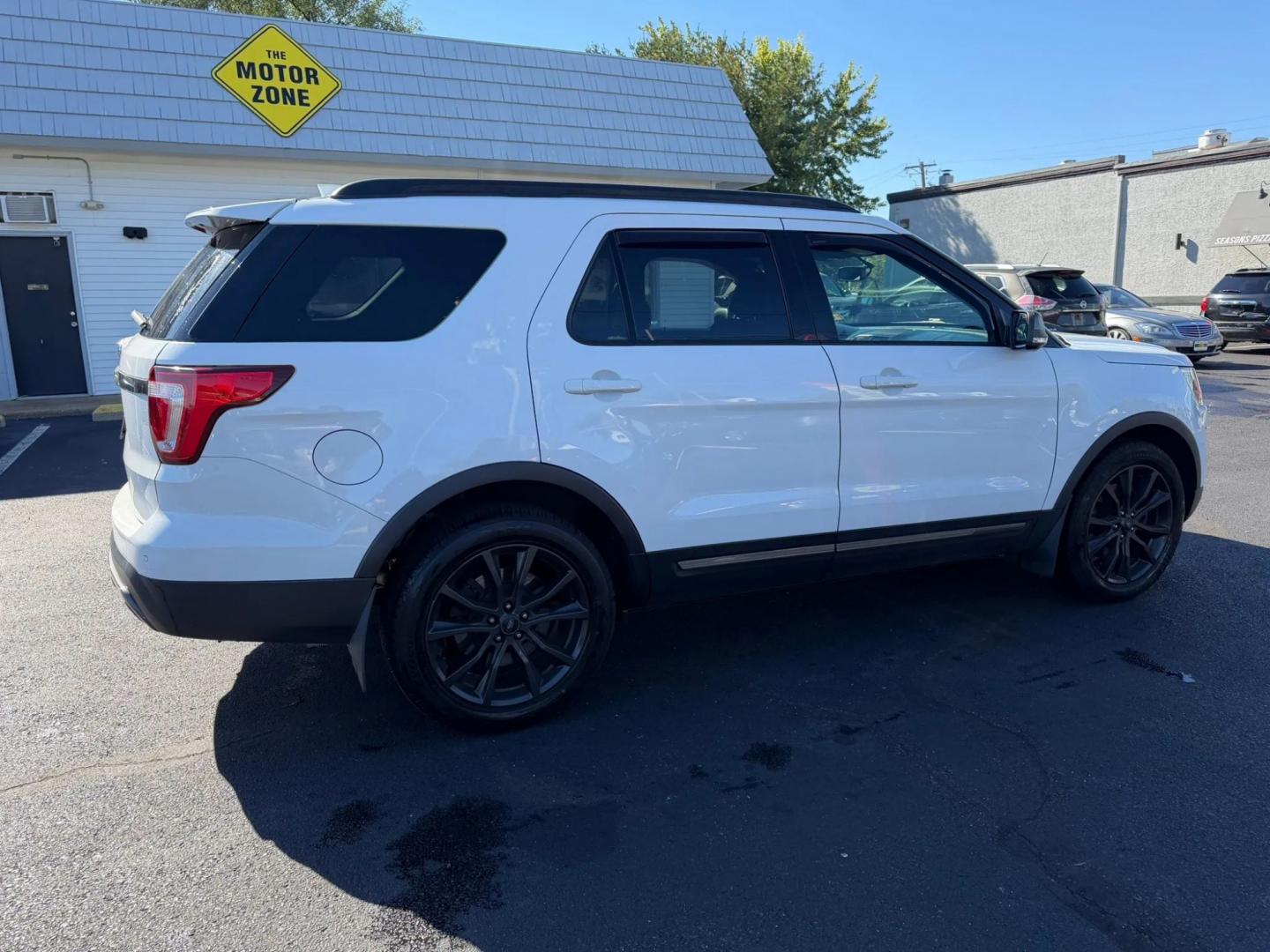 2017 Ford Explorer XLT 4WD (1FM5K8D82HG) with an 3.5L V6 DOHC 24V engine, 6A transmission, located at 1010 N White Horse Pike, Stratford, NJ, 08084, (856) 262-9500, 39.838921, -75.011497- Photo#1