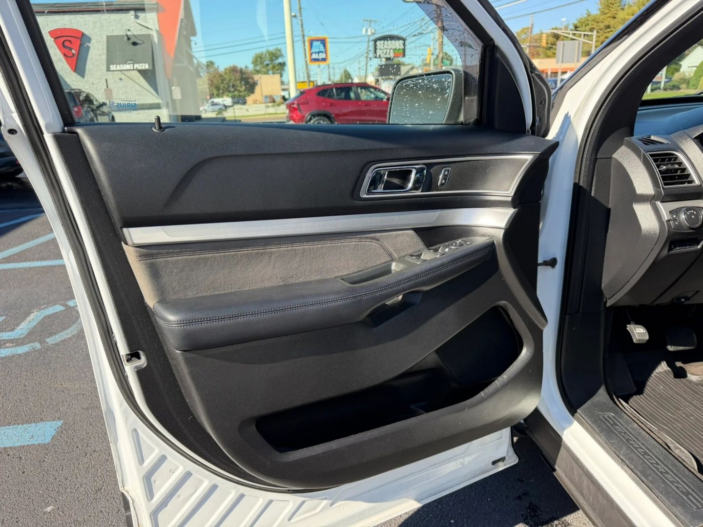 2017 Ford Explorer XLT 4WD (1FM5K8D82HG) with an 3.5L V6 DOHC 24V engine, 6A transmission, located at 1010 N White Horse Pike, Stratford, NJ, 08084, (856) 262-9500, 39.838921, -75.011497- Photo#10