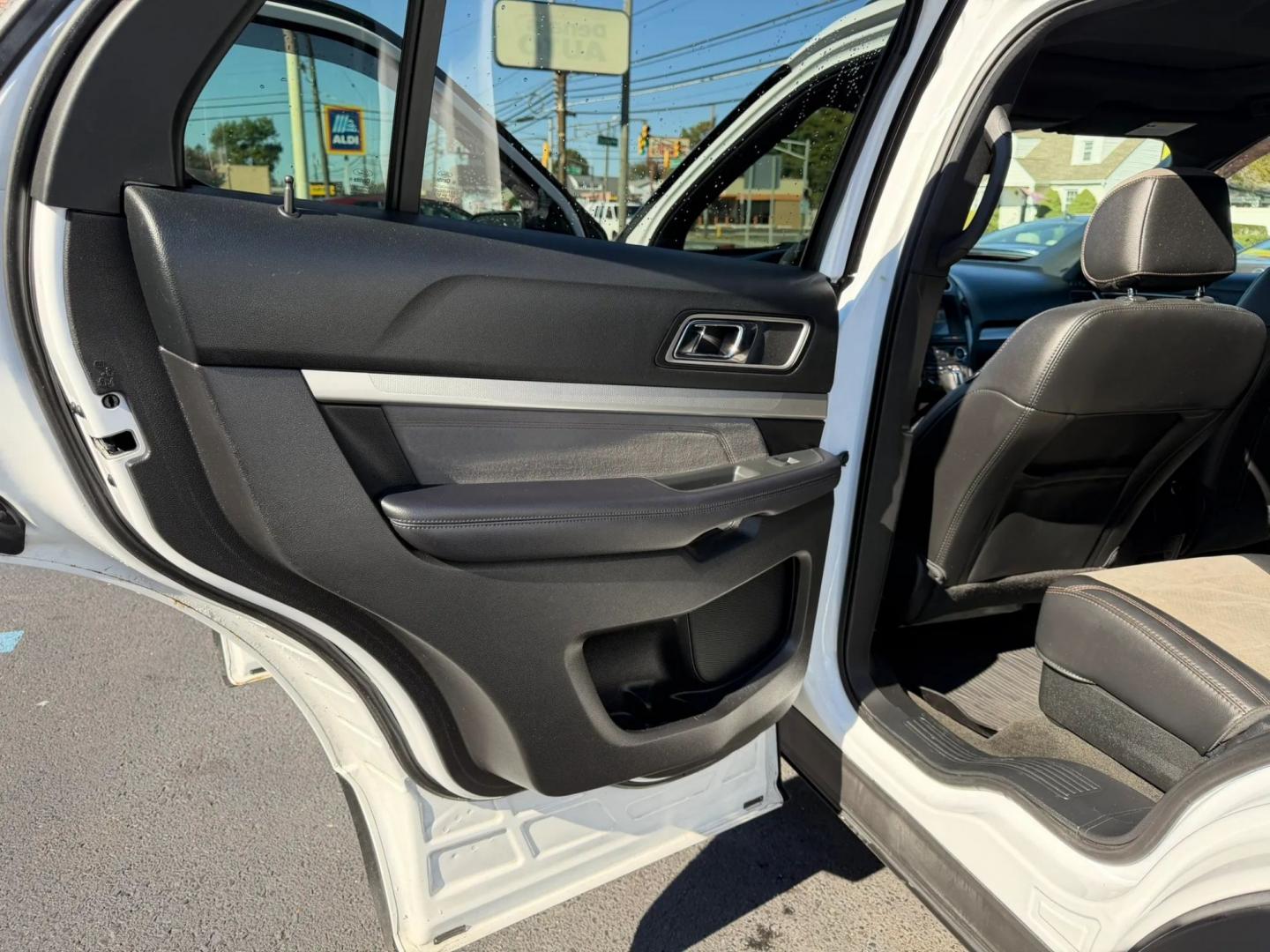 2017 Ford Explorer XLT 4WD (1FM5K8D82HG) with an 3.5L V6 DOHC 24V engine, 6A transmission, located at 1010 N White Horse Pike, Stratford, NJ, 08084, (856) 262-9500, 39.838921, -75.011497- Photo#19