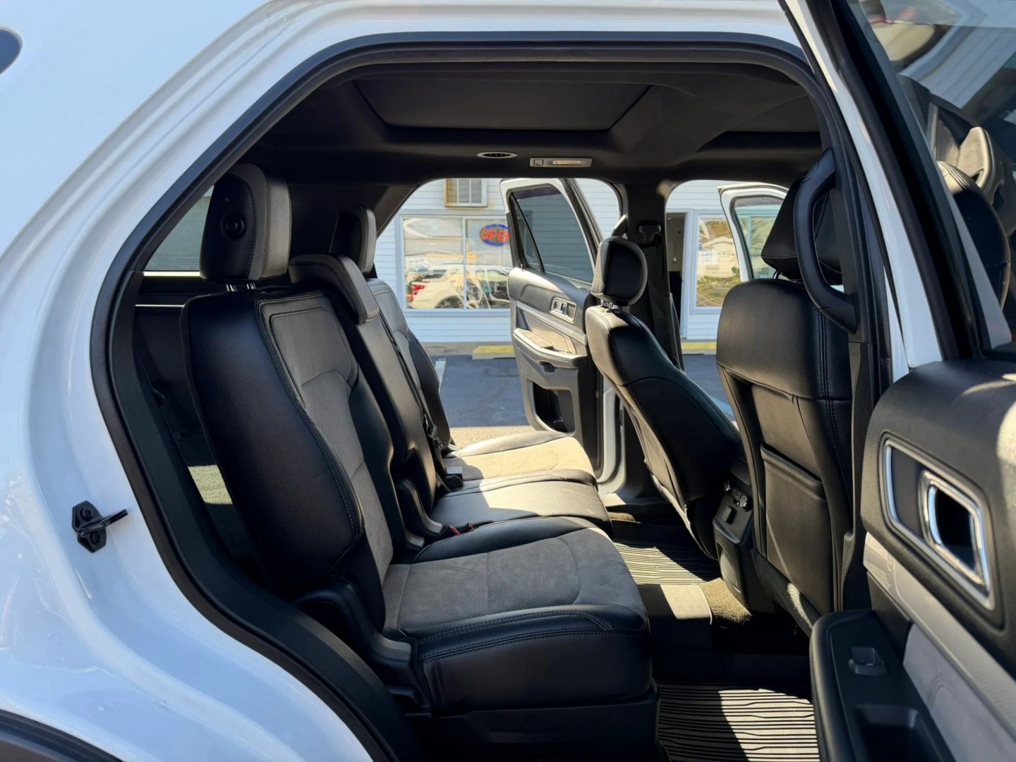 2017 Ford Explorer XLT 4WD (1FM5K8D82HG) with an 3.5L V6 DOHC 24V engine, 6A transmission, located at 1010 N White Horse Pike, Stratford, NJ, 08084, (856) 262-9500, 39.838921, -75.011497- Photo#21